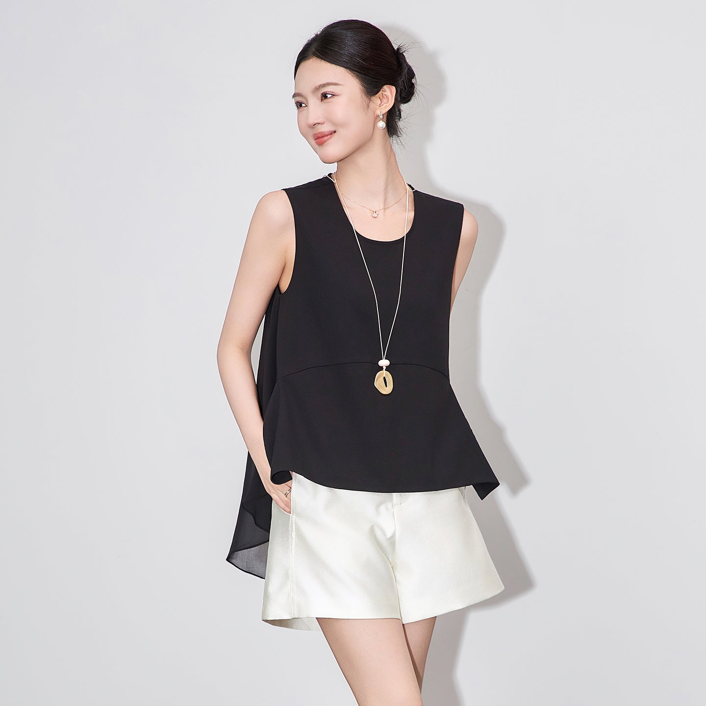 25ss A fashionable and slimming irregular sleeveless top