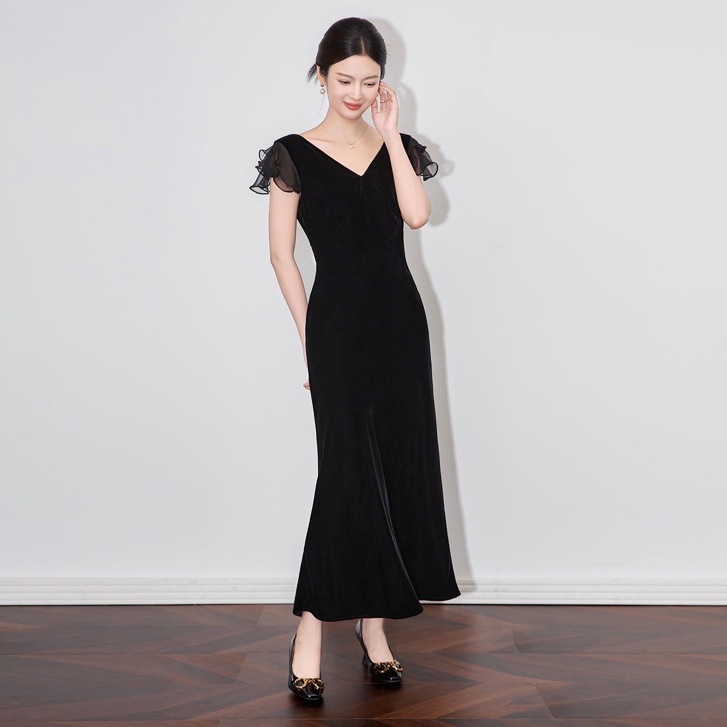 25ss French elegant V-neck velvet cinched waist dress