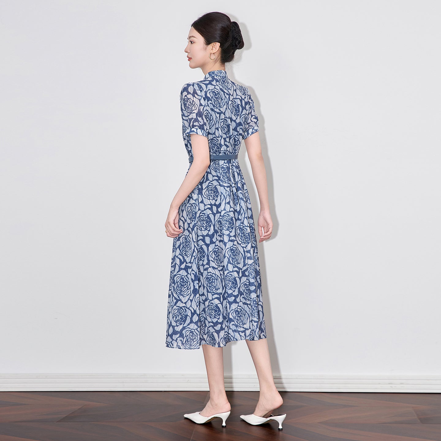 25ss Fashionable and retro slimming dress with a cinched waist