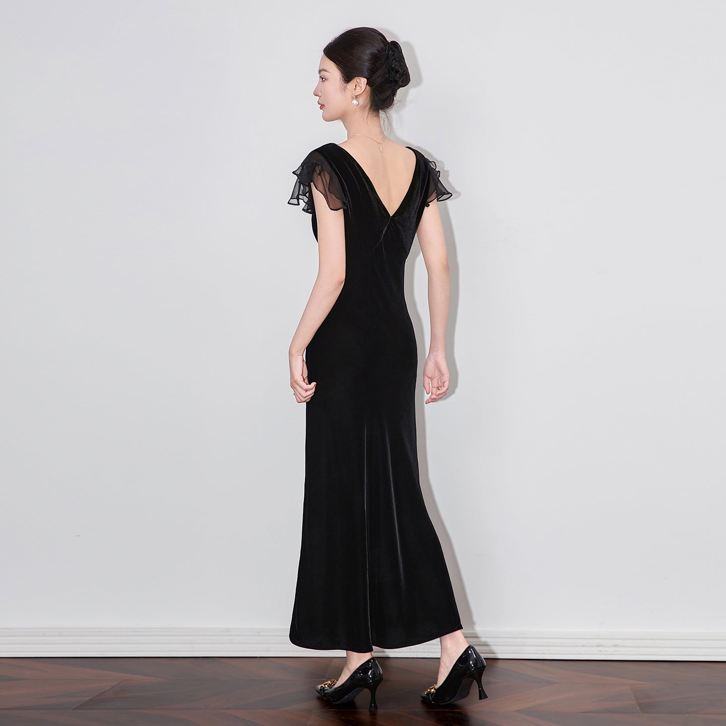 25ss French elegant V-neck velvet cinched waist dress