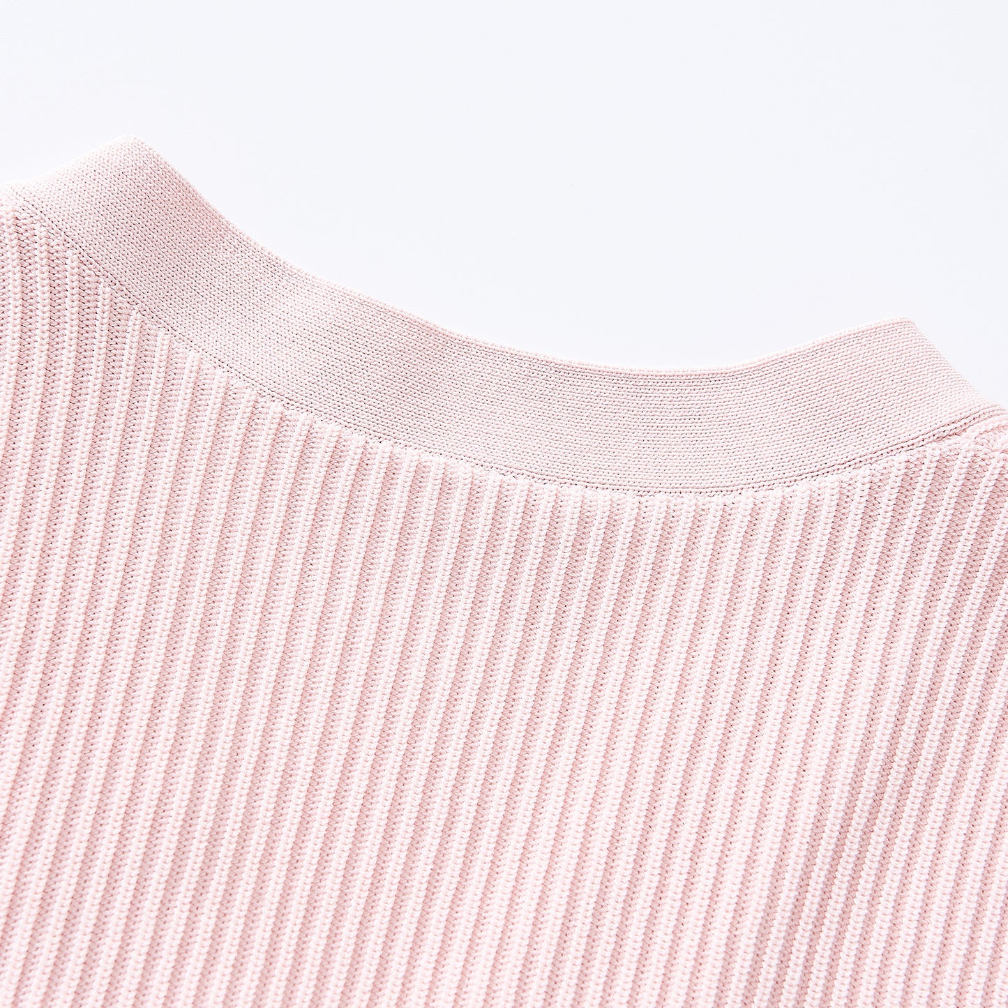 25ss A slim sleeveless top for a chic socialite