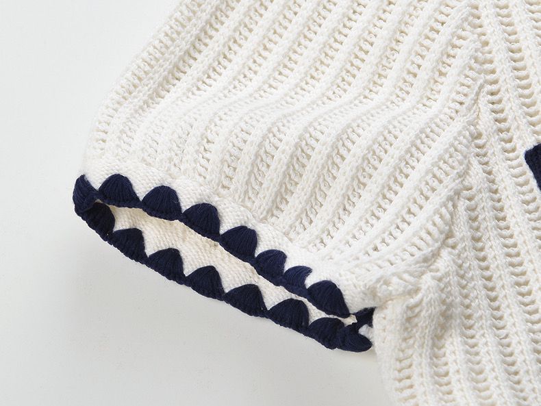 Elegant short-sleeved knitted sweater with ruffled lapels