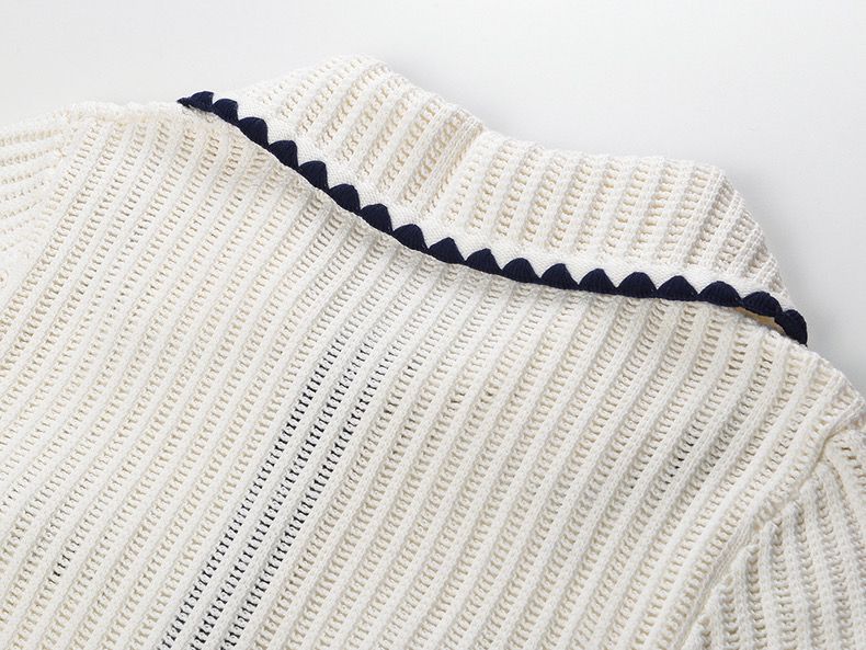 Elegant short-sleeved knitted sweater with ruffled lapels