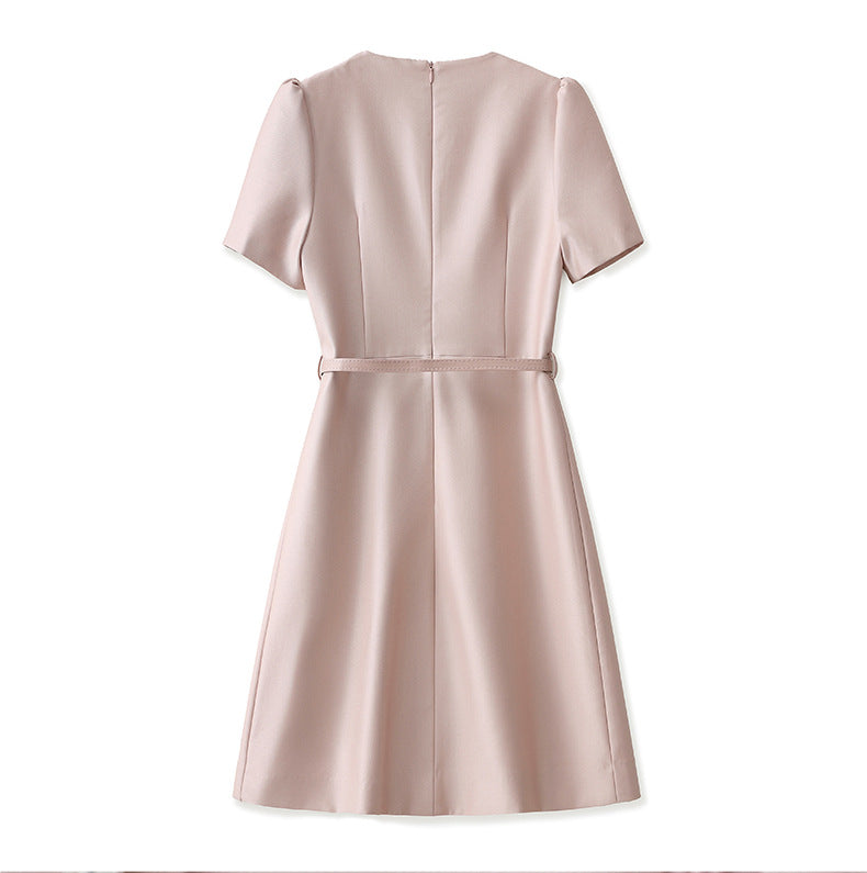 25SS A dress with a cinched waist that exudes the charm of a socialite