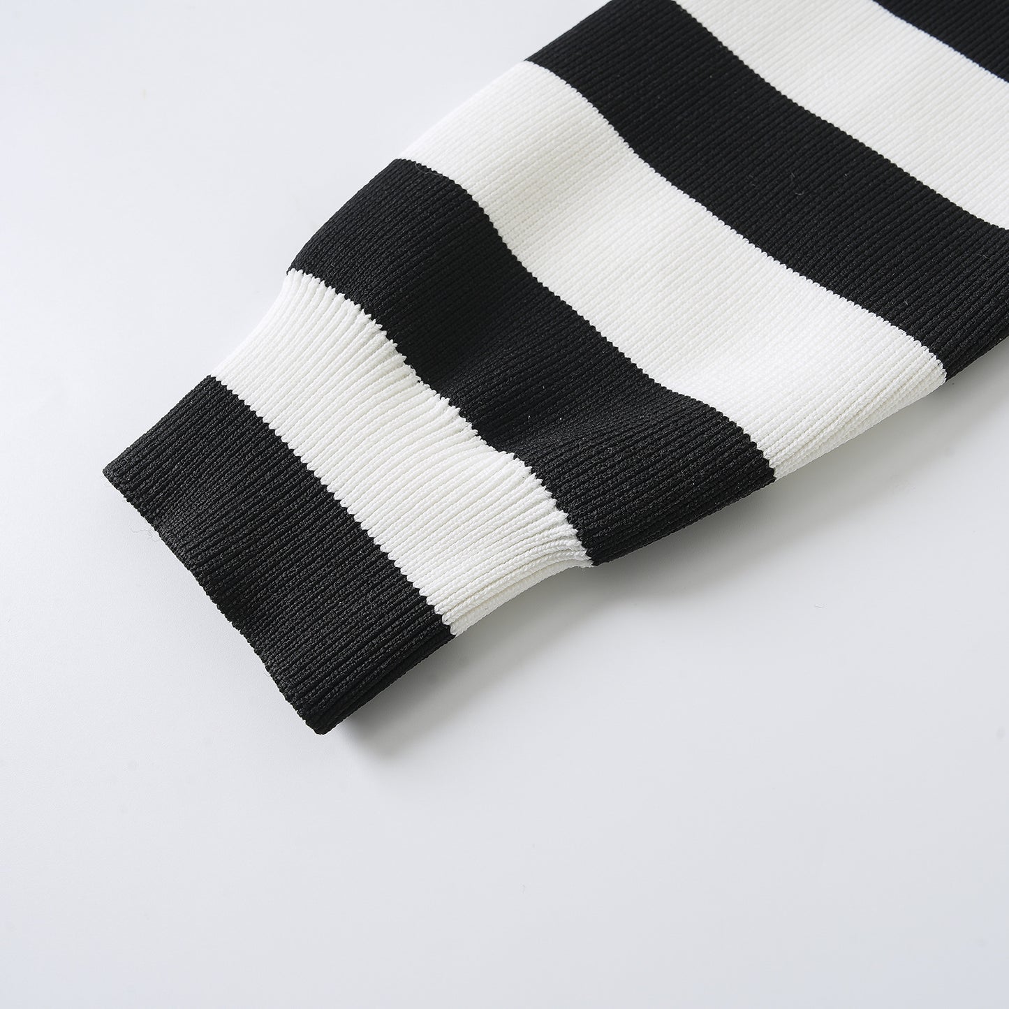 25ss Black and white striped knitted cardigan