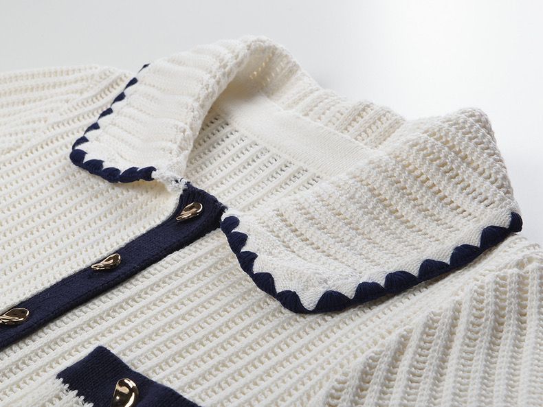 Elegant short-sleeved knitted sweater with ruffled lapels