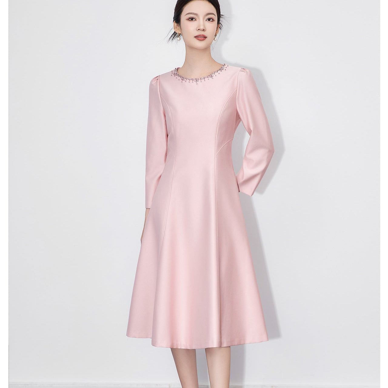 25ss A noble lady's lustrous dress with a cinched waist and a wide swing