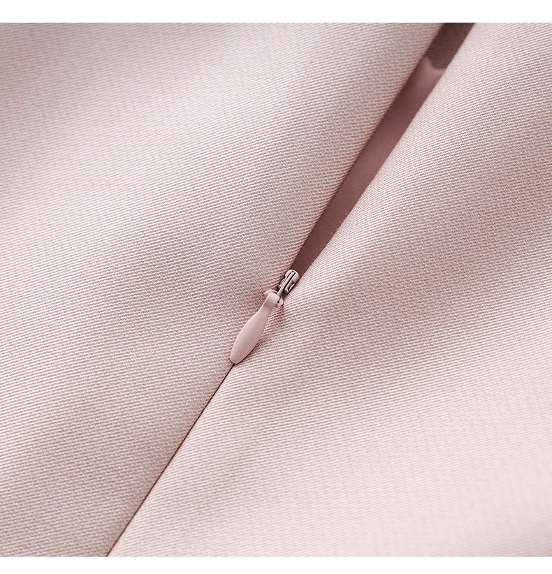 25SS A dress with a cinched waist that exudes the charm of a socialite