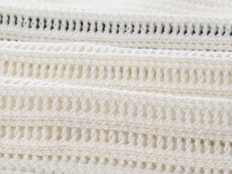 Elegant short-sleeved knitted sweater with ruffled lapels
