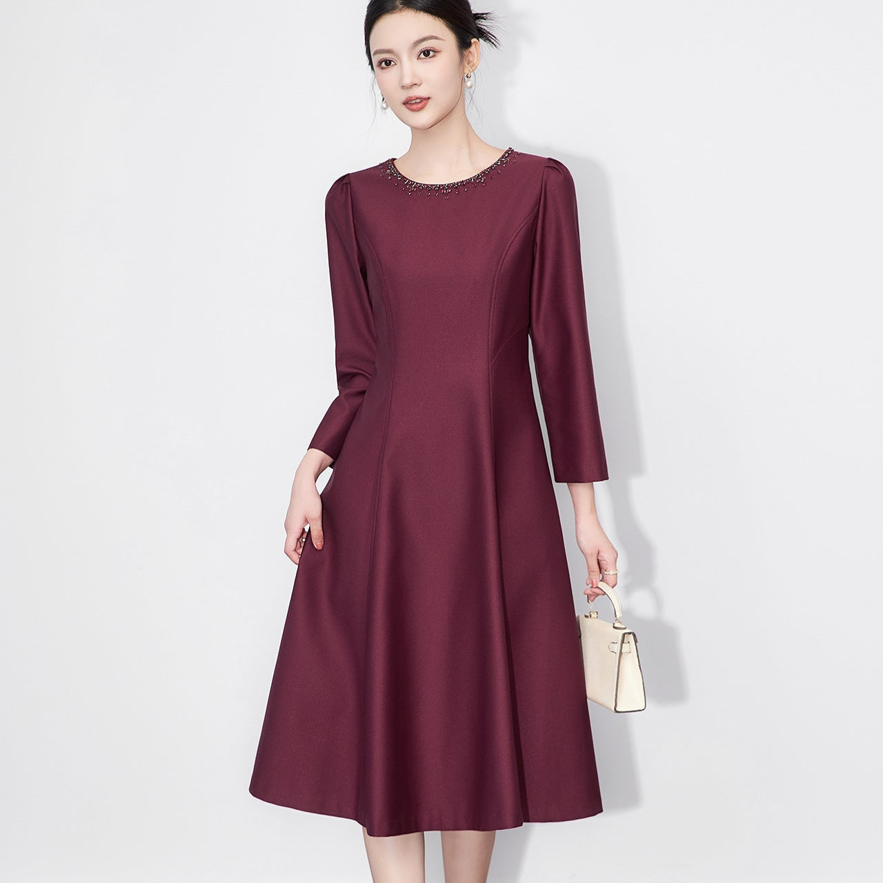 25ss A noble lady's lustrous dress with a cinched waist and a wide swing