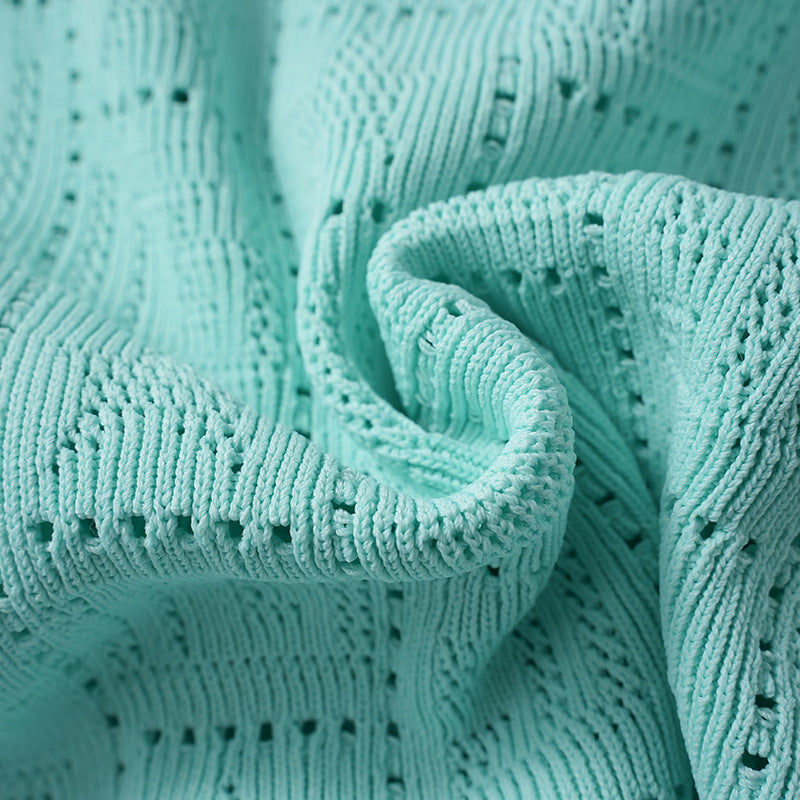A small chanel-style jade button letter hollowed-out knitted cardigan