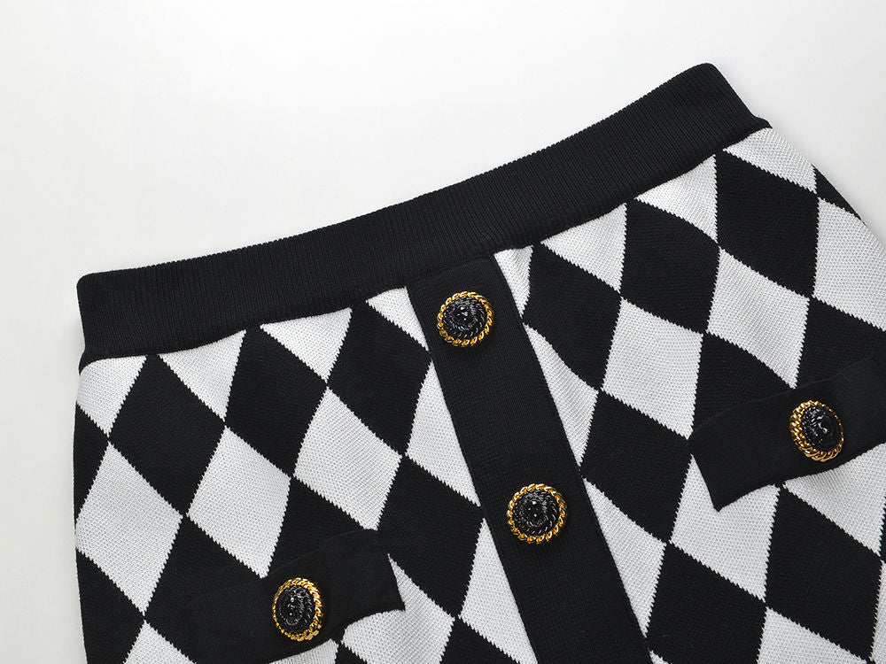 The same style of knitted body-hugging skirt set as Mi Mi