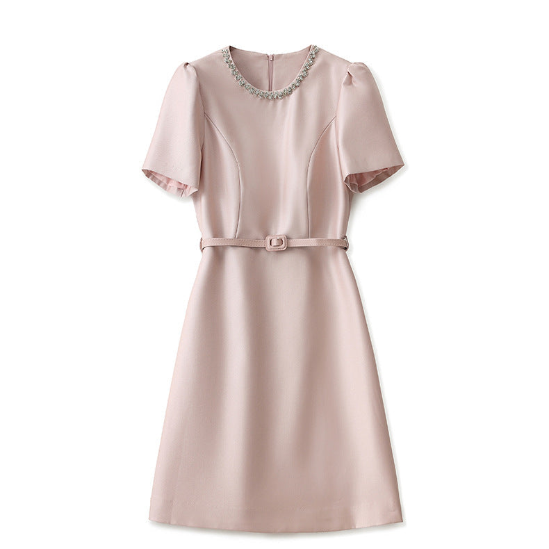 25SS A dress with a cinched waist that exudes the charm of a socialite
