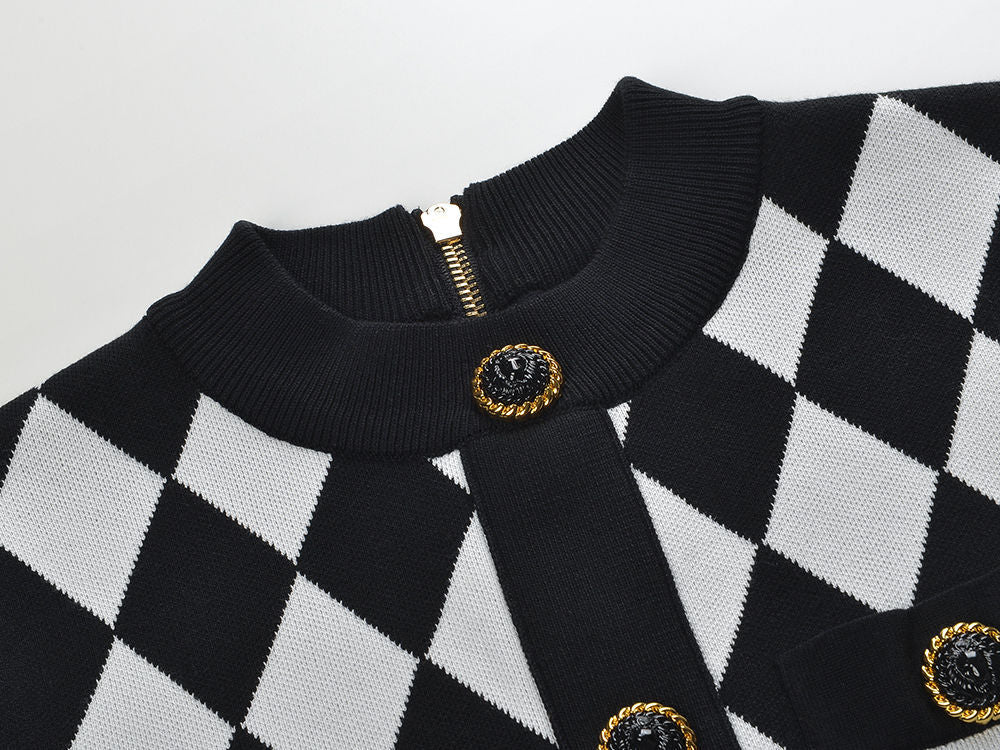 The same style of knitted body-hugging skirt set as Mi Mi