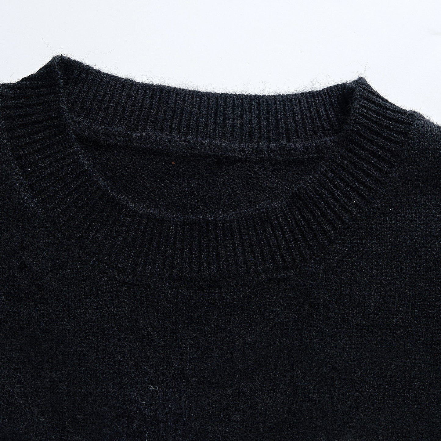 25ss Embroidered, youthful and versatile knitted sweater