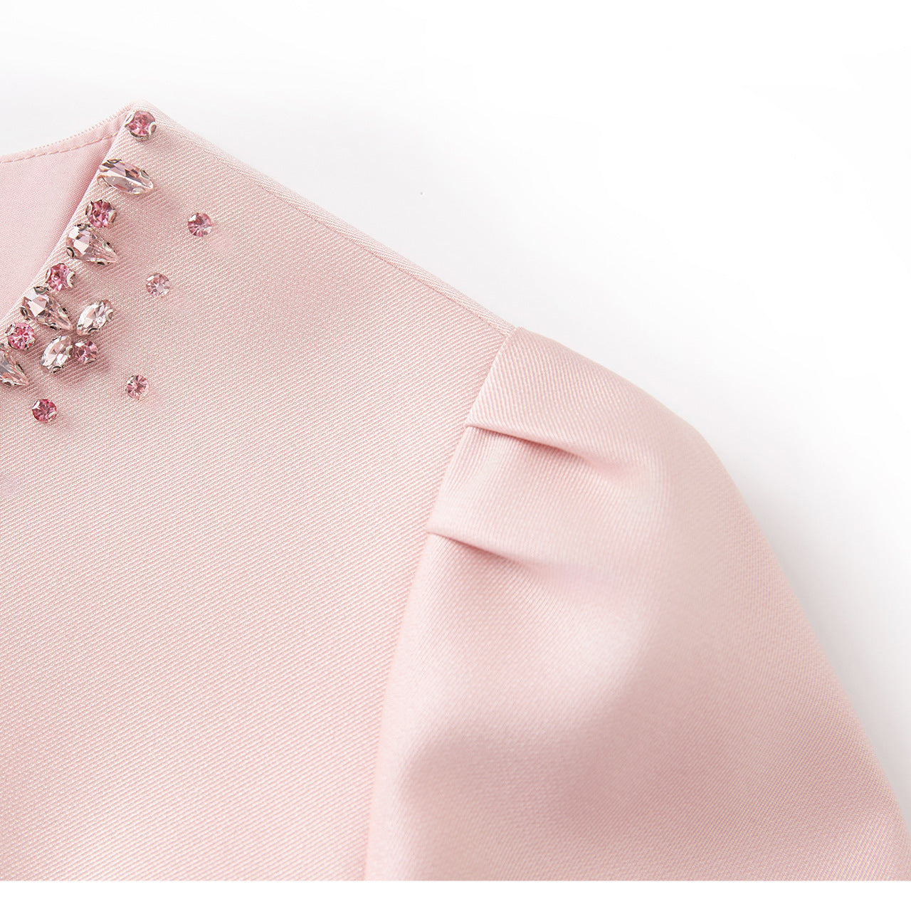 25ss A noble lady's lustrous dress with a cinched waist and a wide swing