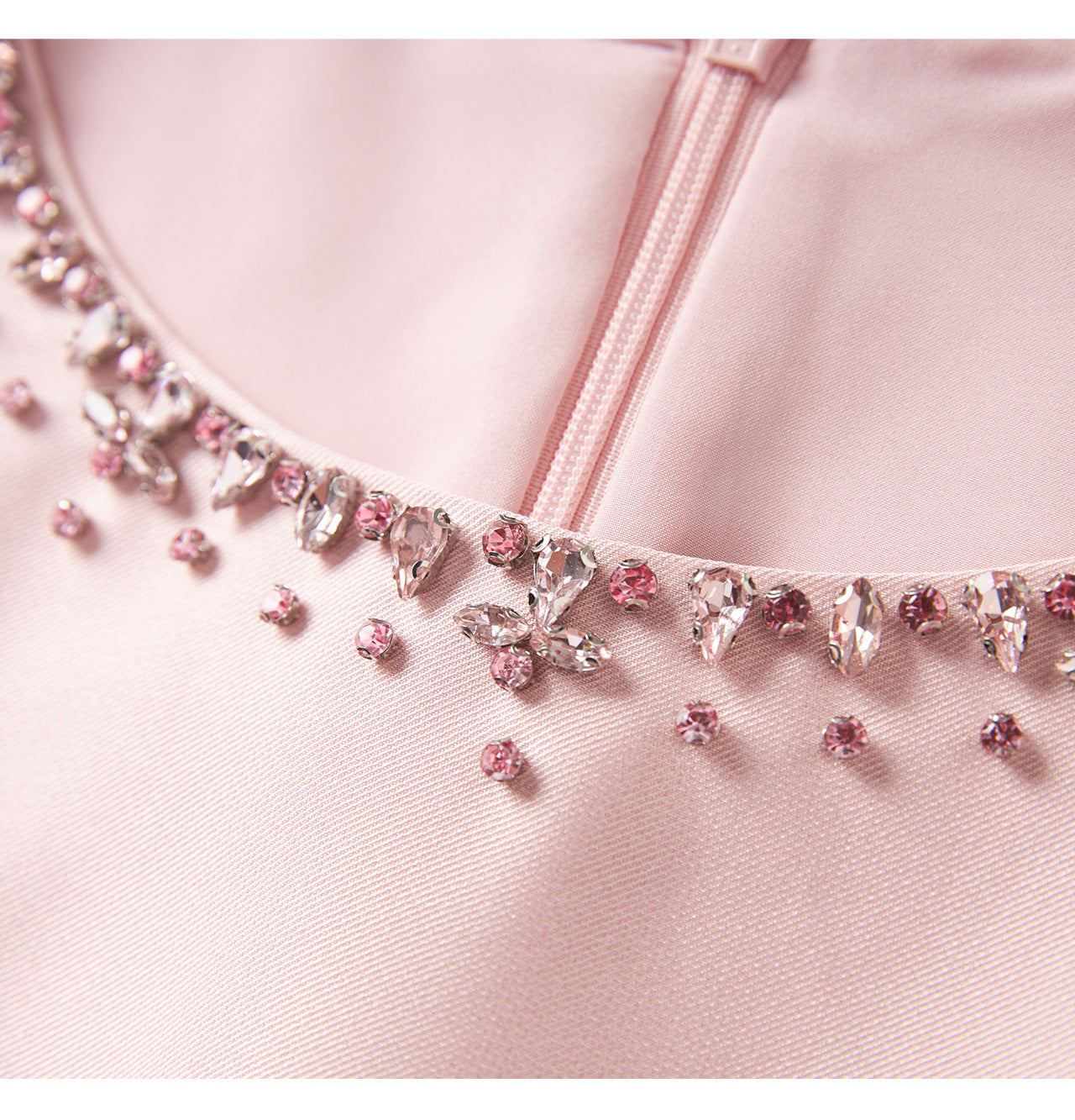 25ss A noble lady's lustrous dress with a cinched waist and a wide swing
