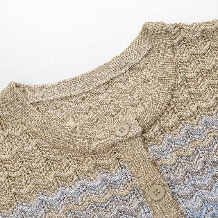 A gradient color wavy single-breasted cardigan with a design sense