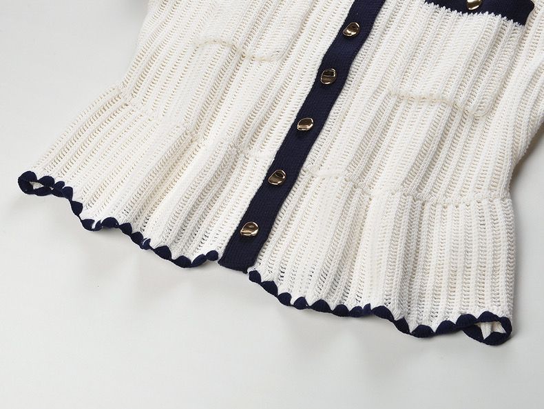 Elegant short-sleeved knitted sweater with ruffled lapels