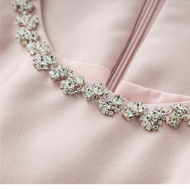 25SS A dress with a cinched waist that exudes the charm of a socialite