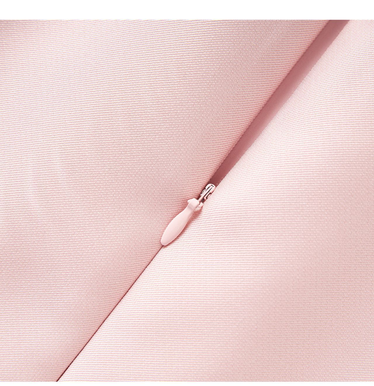 25ss A noble lady's lustrous dress with a cinched waist and a wide swing