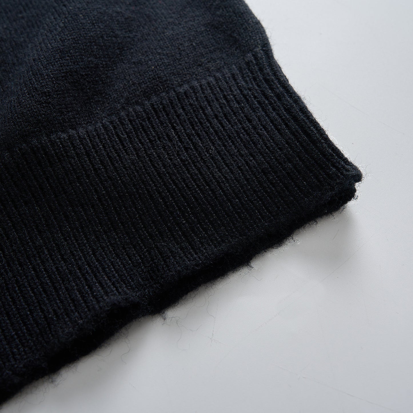 25ss Embroidered, youthful and versatile knitted sweater
