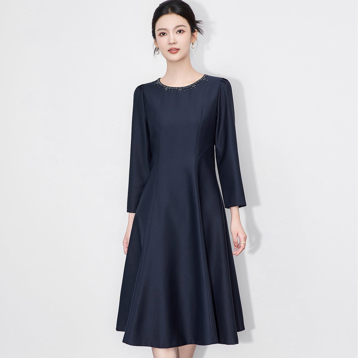 25ss A noble lady's lustrous dress with a cinched waist and a wide swing
