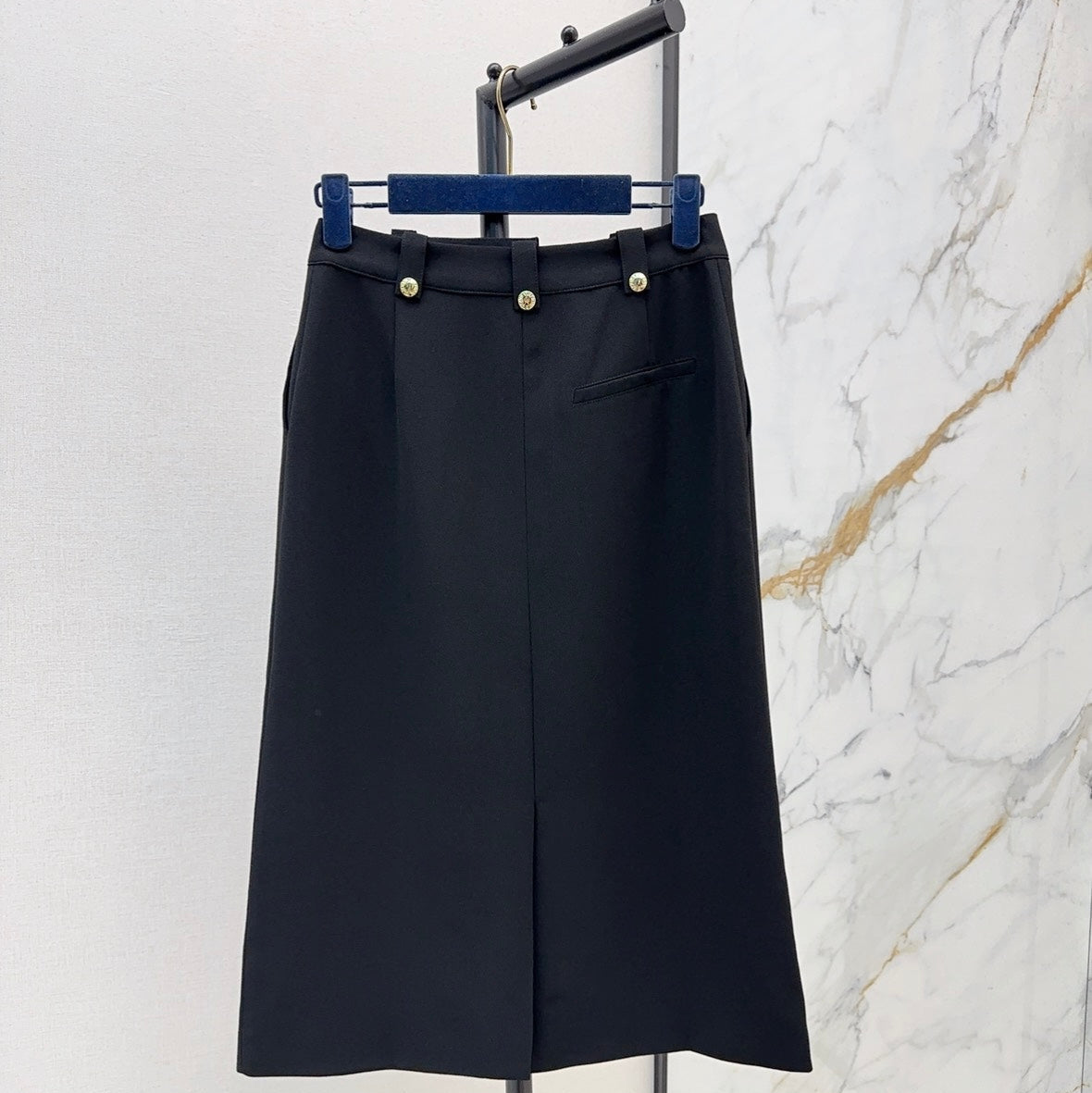 L 25ss A slit high-waisted skirt