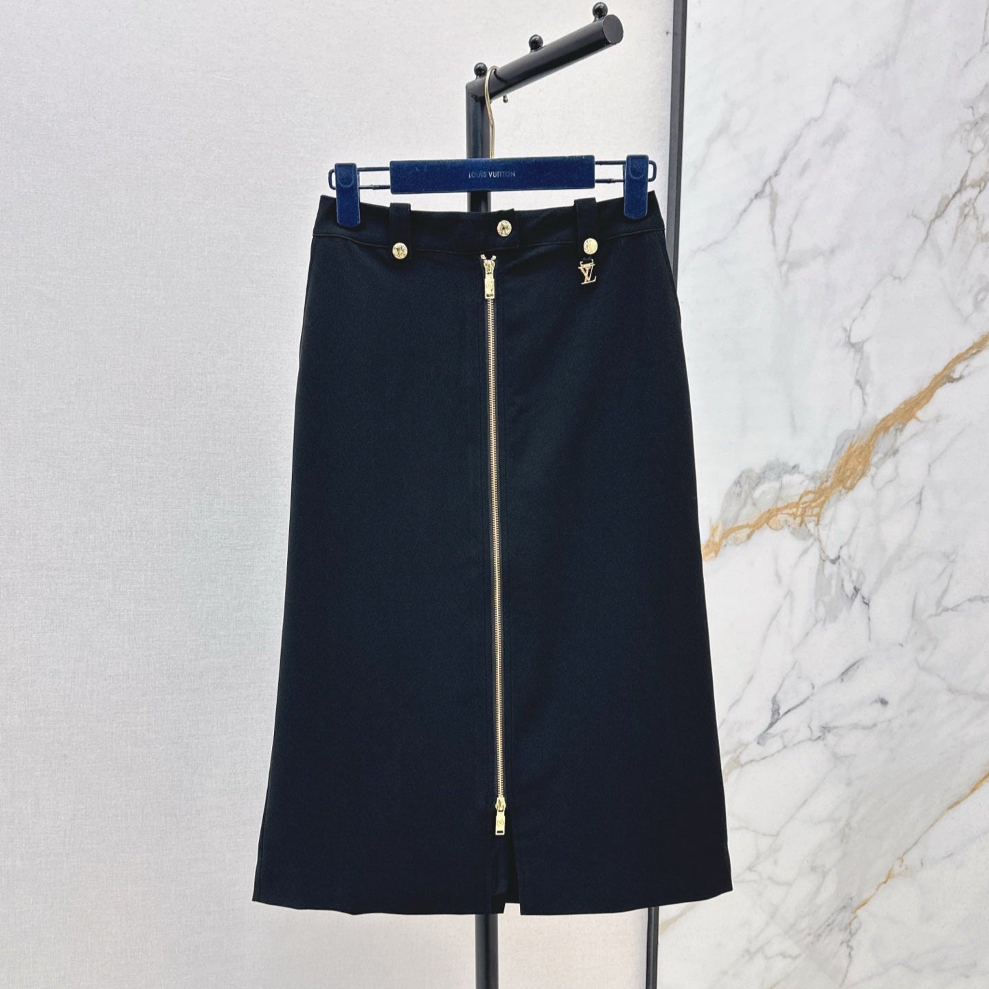 L 25ss A slit high-waisted skirt
