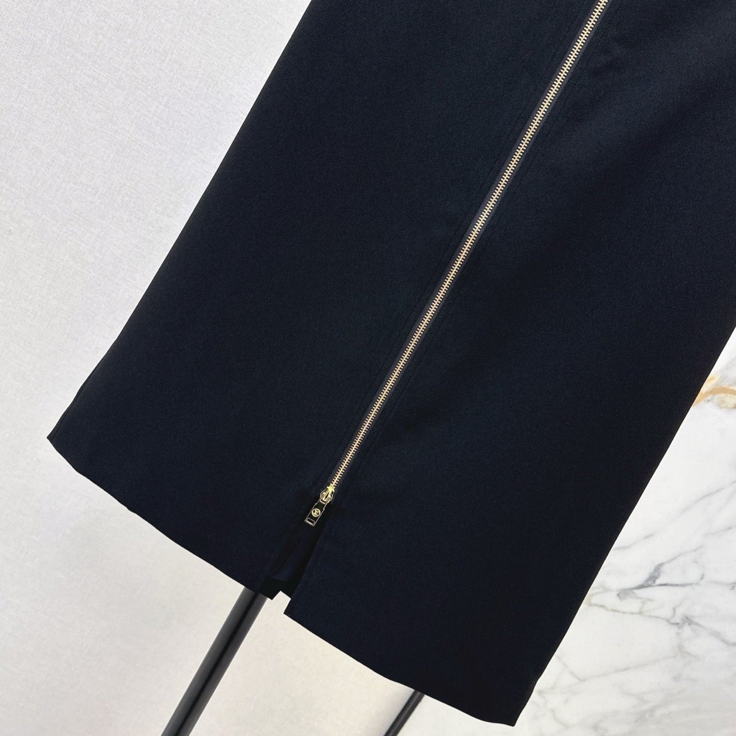 L 25ss A slit high-waisted skirt