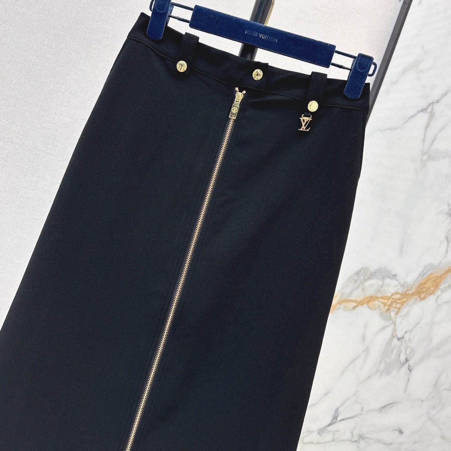 L 25ss A slit high-waisted skirt