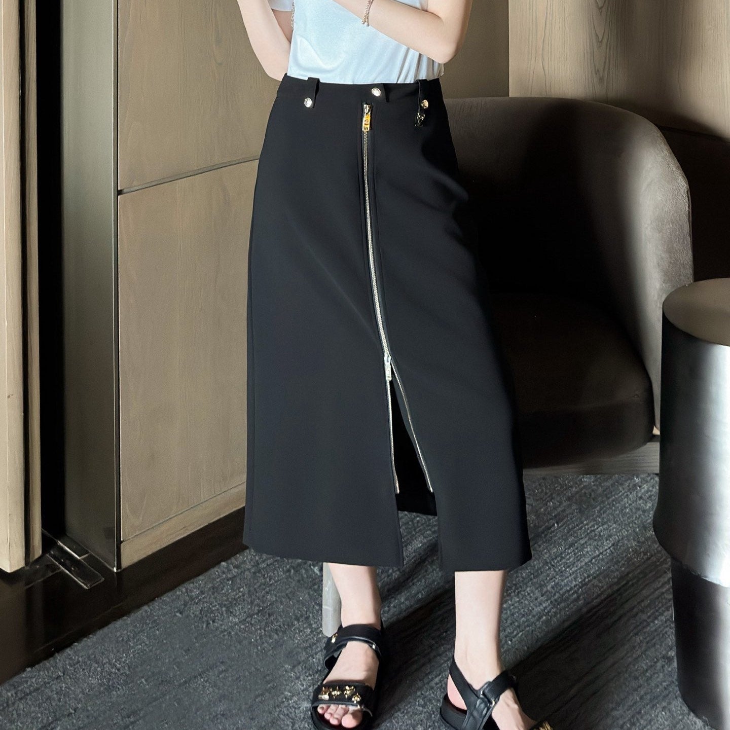 L 25ss A slit high-waisted skirt