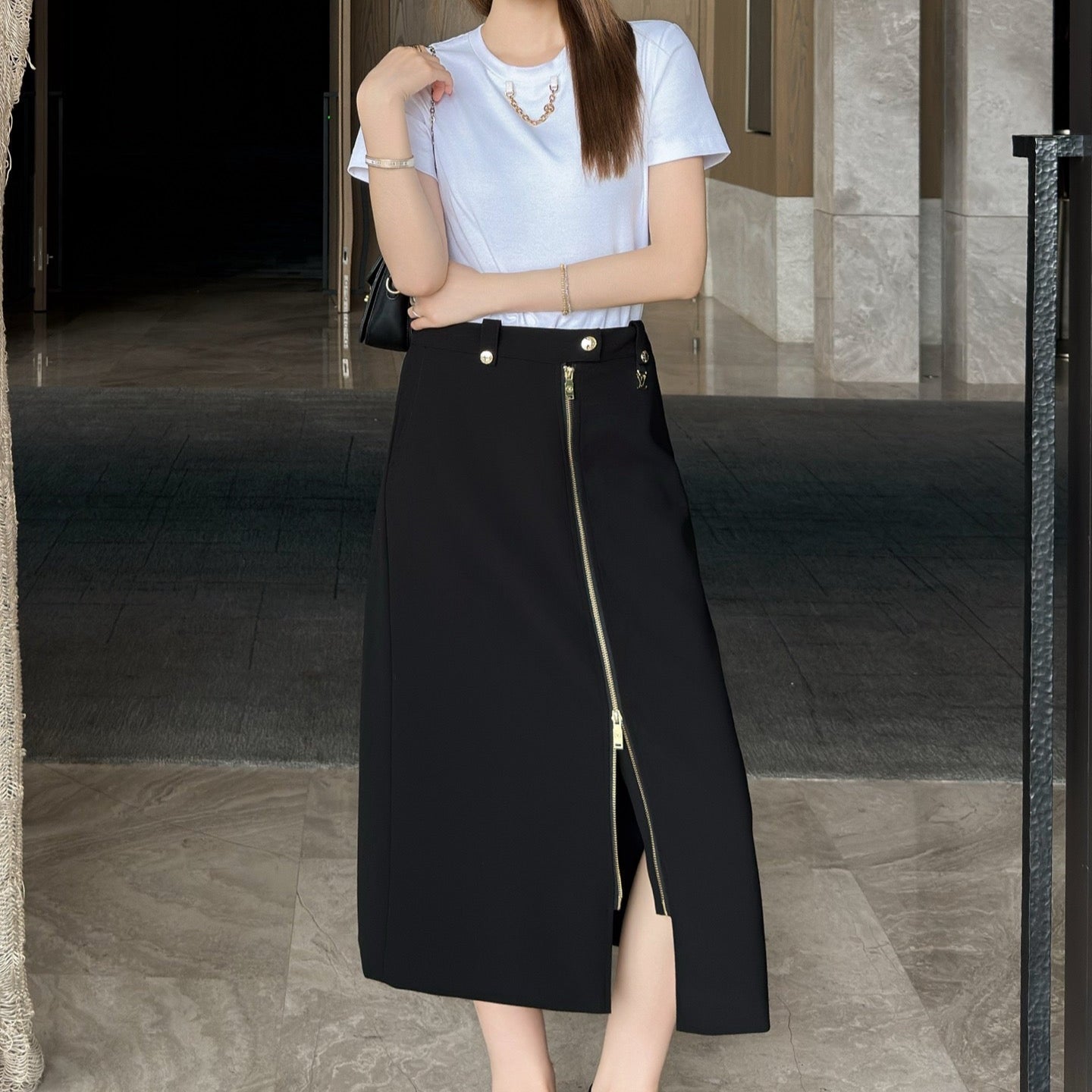 L 25ss A slit high-waisted skirt