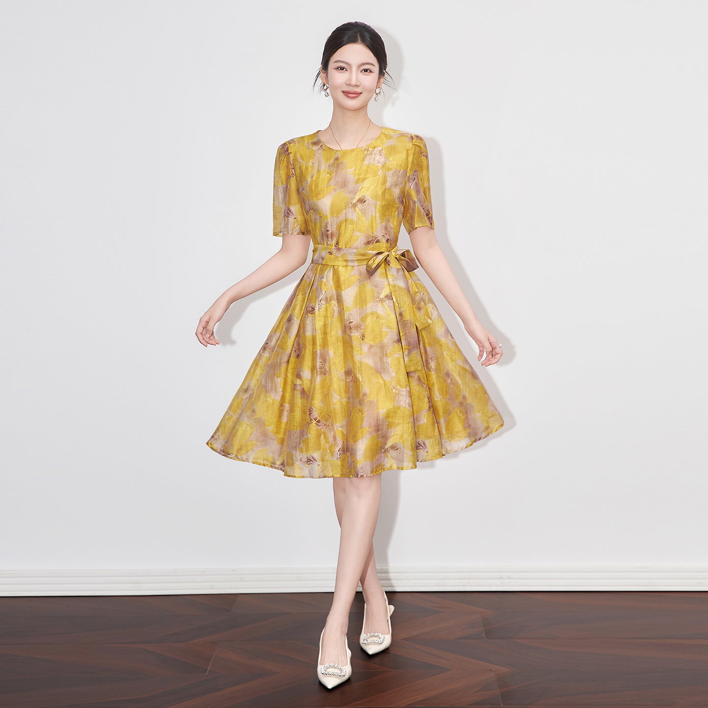 25ss A dress with a cinched waist and a big swing, elegant lady