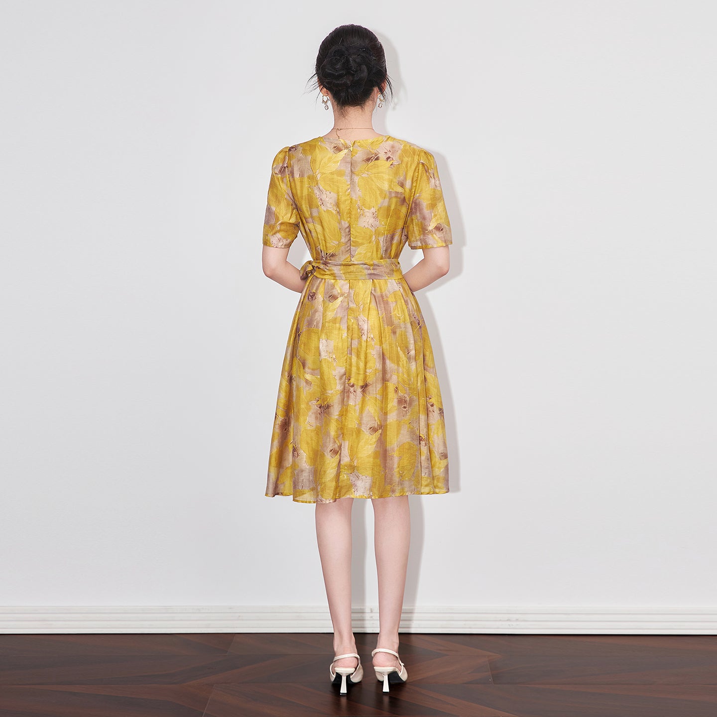 25ss A dress with a cinched waist and a big swing, elegant lady