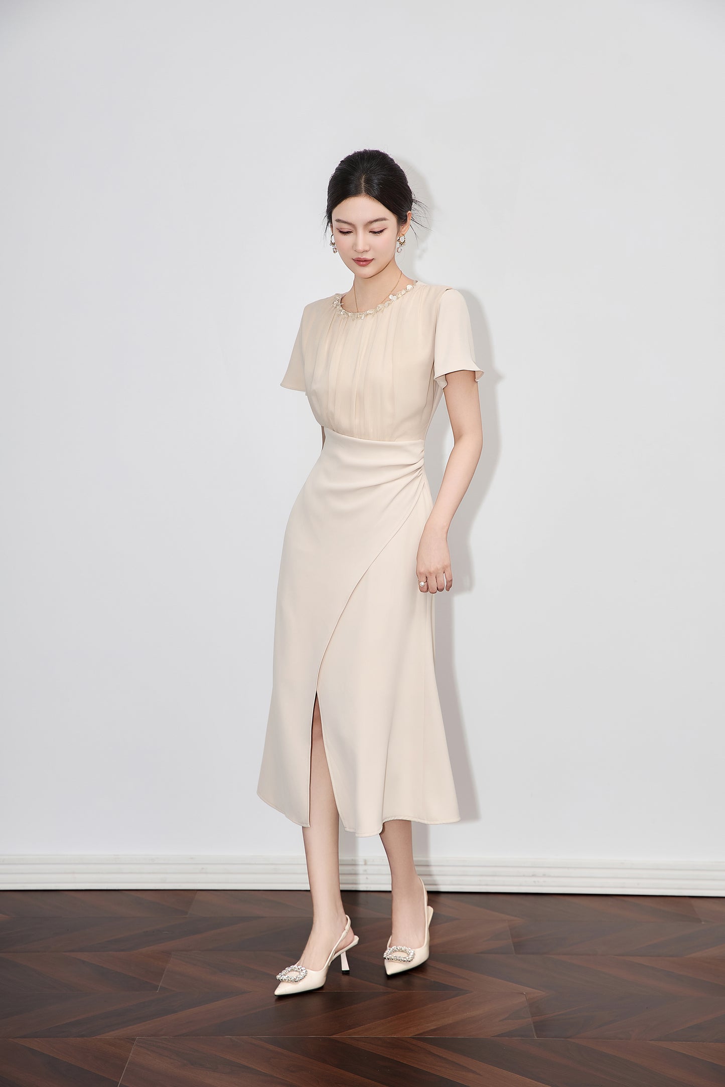 25ss A slit and cinched waist dress