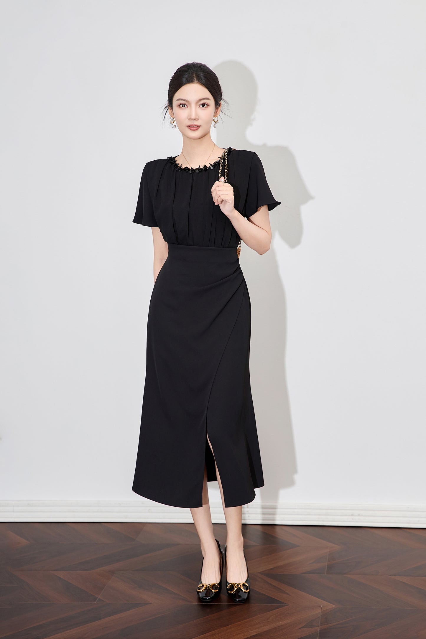25ss A slit and cinched waist dress